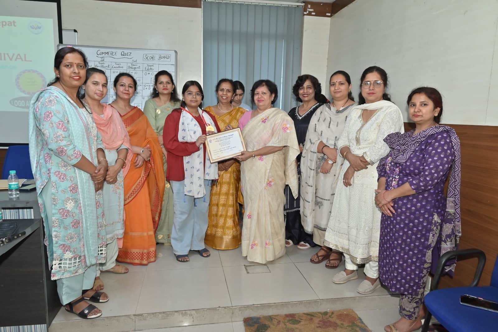 कॉमर्श कार्निवाल की विजेता छात्रा को सम्मानित करती प्राचार्य व अन्य। स्रोत : संस्था