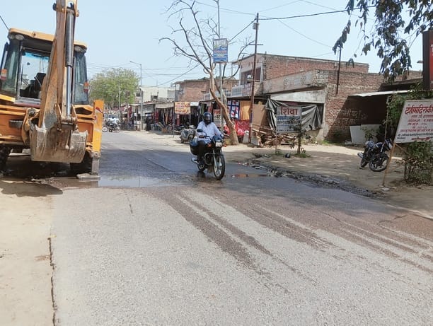 Dirty water flowing on Pandul Road in Kaptanganj