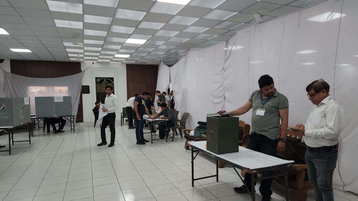 77 percent voting took place in the district bar for the Bar Council.