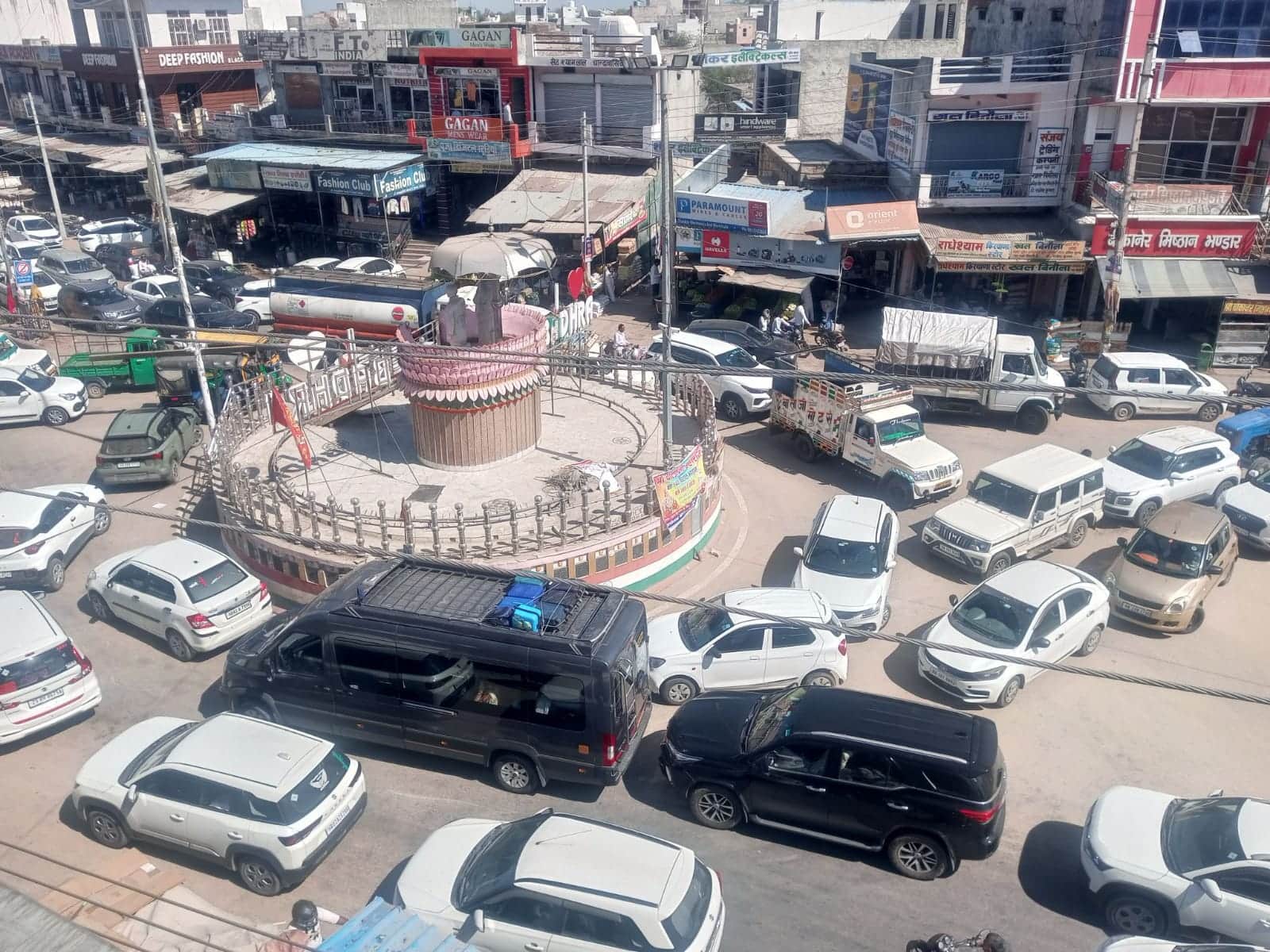 क्रांतिकारी चौक पर लगा वाहनों का जाम। 