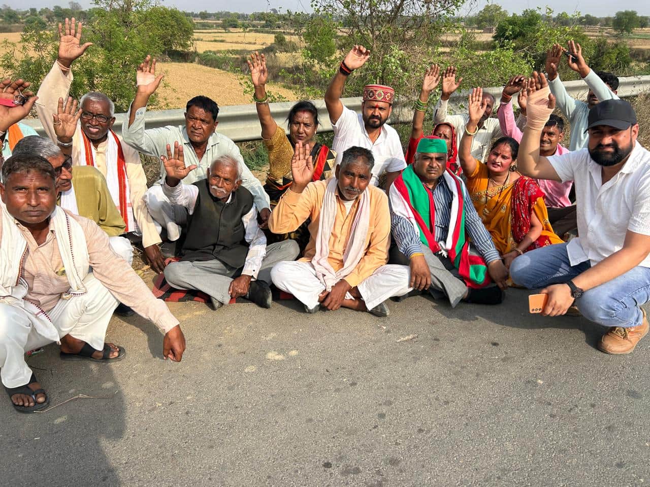 किरावली गांव मोरी खारी नदी पर गड्ढा को लेकर धरना प्रदर्शन करते किसान मजदूर नेता चौधरी दिलीप सिं