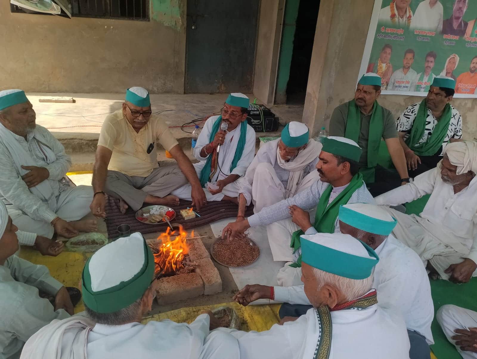 किरावली के गांव करहारा में 11 वें दिन किसानों का धरना जारी प्रशासन की बुद्धि शुद्धि के लिए किय