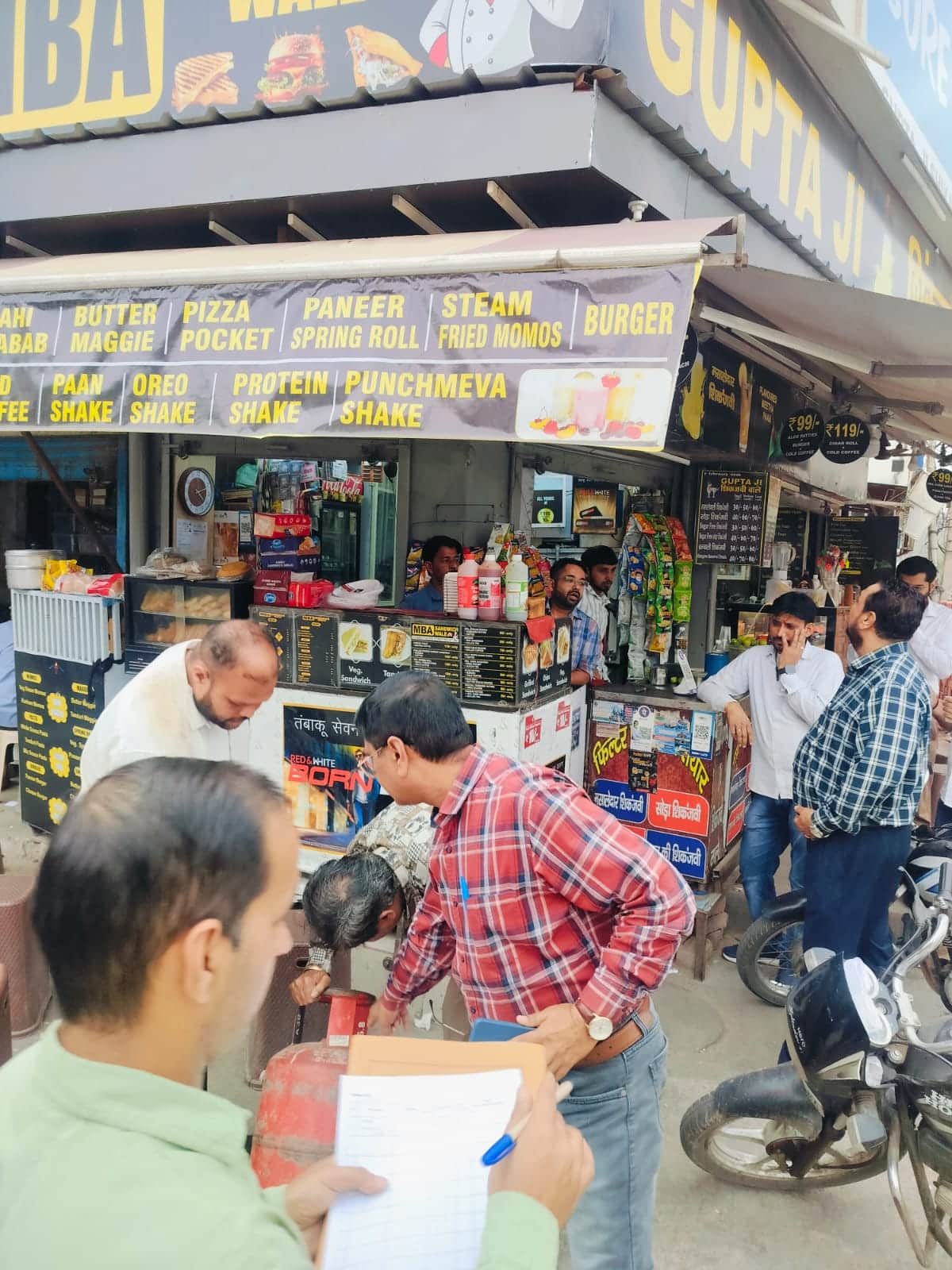 कैंट में दुकान से घरेलू सिलिंडर जब्त करती खाद्य आपूर्ति विभाग की टीम। विभाग