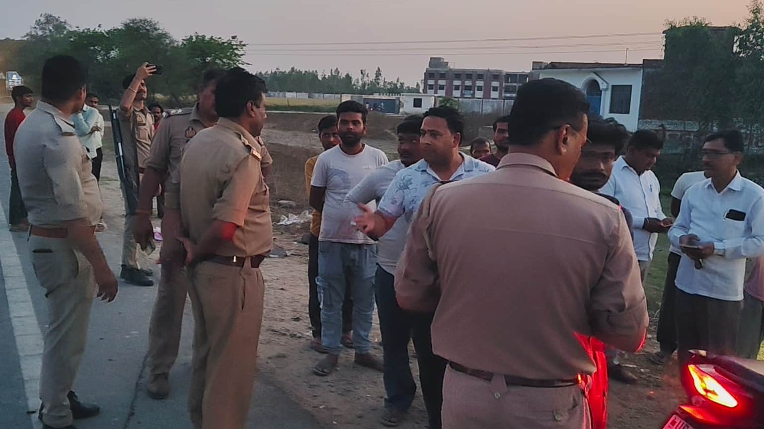 कटरा में हुए हादसे के बाद मौके पर पहुंच जांच करती पुलिस। स्रोत: जागरुक पाठक