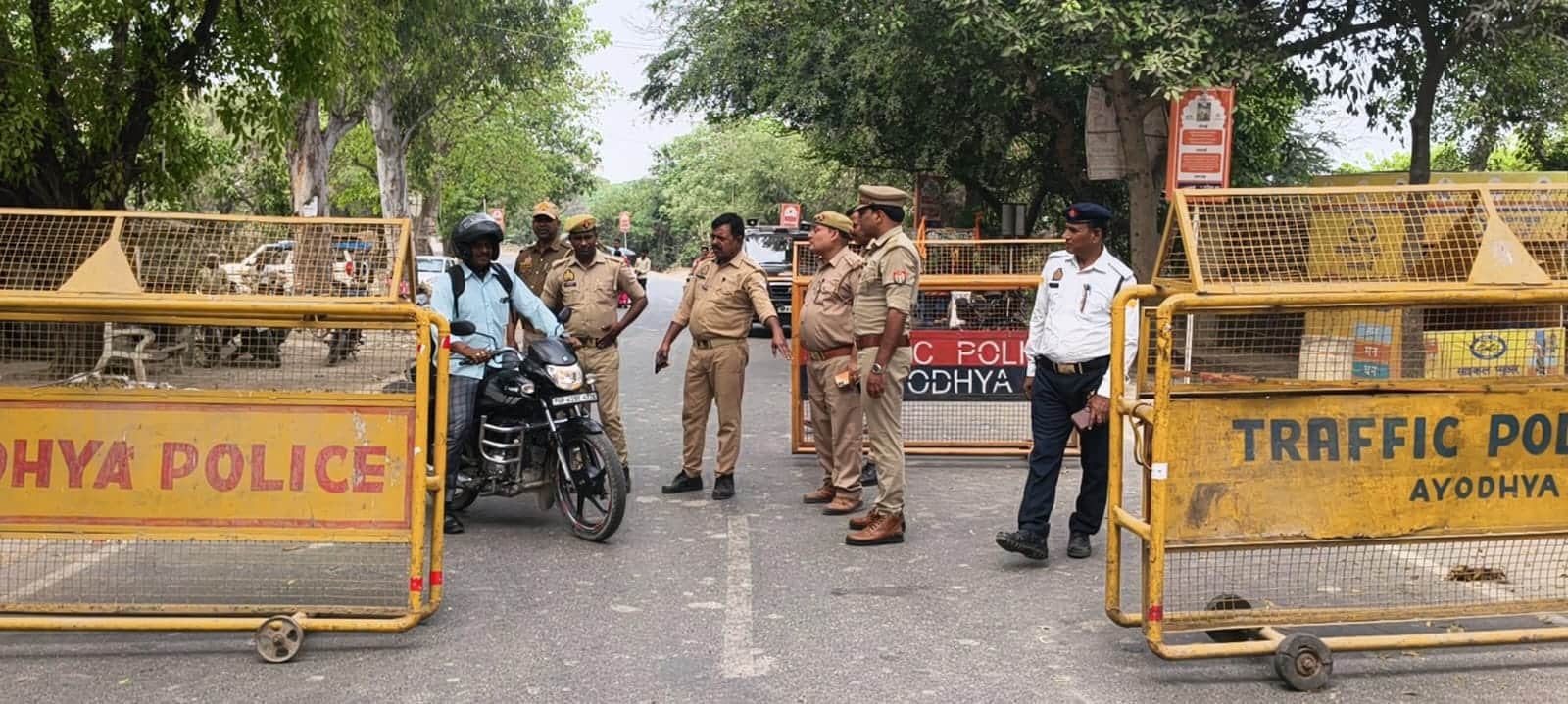 कटरा शिवदयालगंज में अयोध्या जाने वाले वाहन चालकों से पूछताछ करते पुलिसकर्मी। - संवाद 