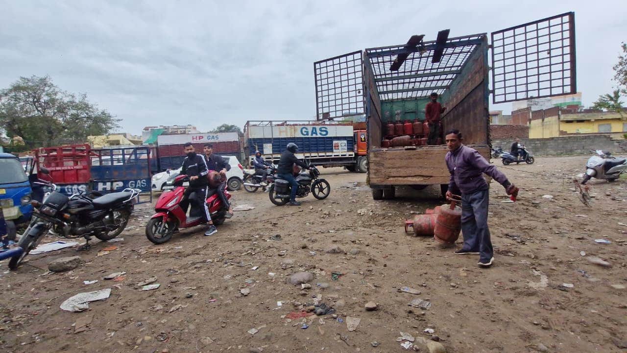 कठुआ में मौसम खराब होने के कारण रसोई गैस लेने के लिए कम आए लोग। संवाद