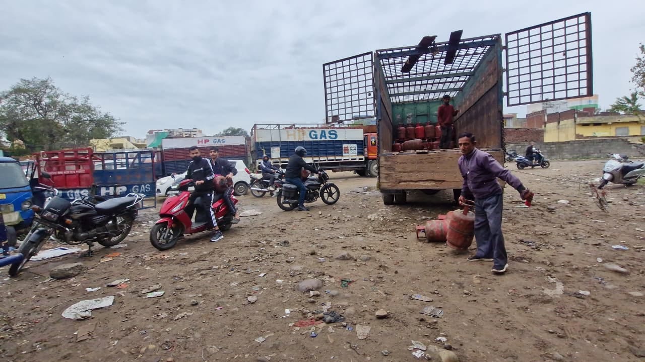कठुआ में मौसम खराब होने के कारण रसोई गैस लेने के लिए कम आए लोग। संवाद