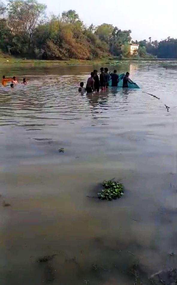 Two teenagers drowned in a pond, one rescued