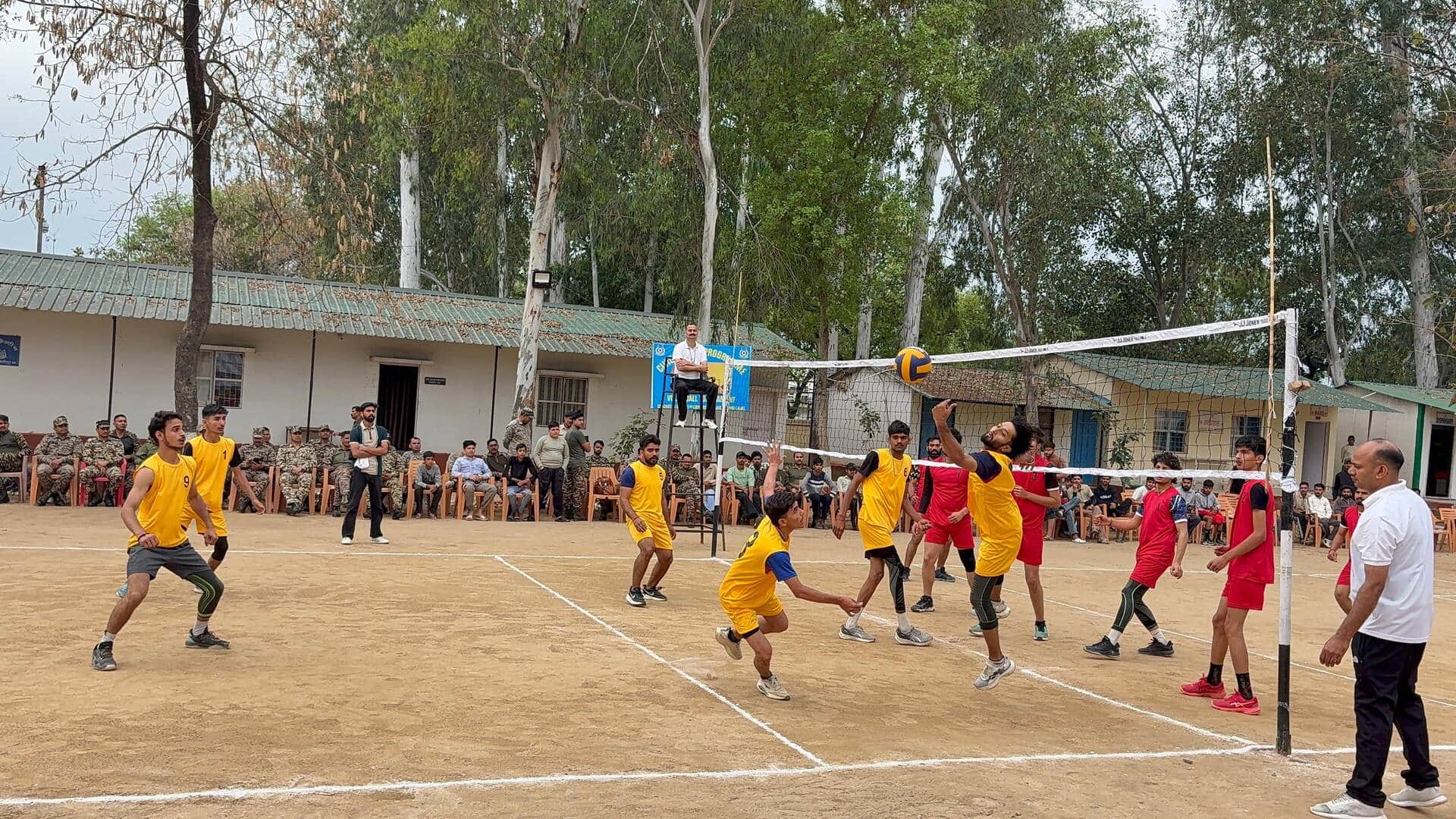 केंद्रीय रिजर्व पुलिस बल के हीरानगर सिथत बटालियन हेडक्वार्टर में वालीबॉल के फाइनल मुकाबले में भ