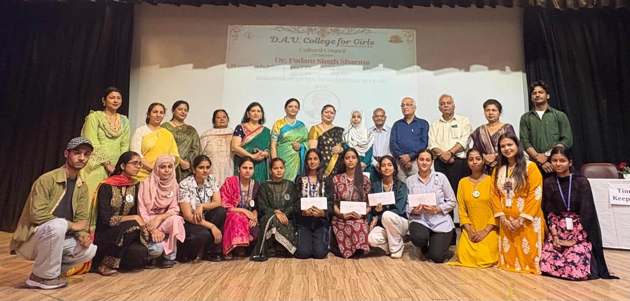 काव्य पाठ प्रतियोगिता की विजेता छात्राओं के साथ मुख्य अतिथि व स्टाफ। संस्थान