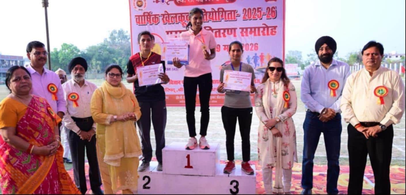 खेलकूद प्रतियोगिता में प्रशस्ति पत्र के साथ विजयी खिलाड़ी व जिलाधिकारी प्रियंका निरंजन। स्रो