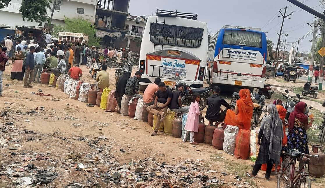 खैराबाद में लाइन में लगे लोग।