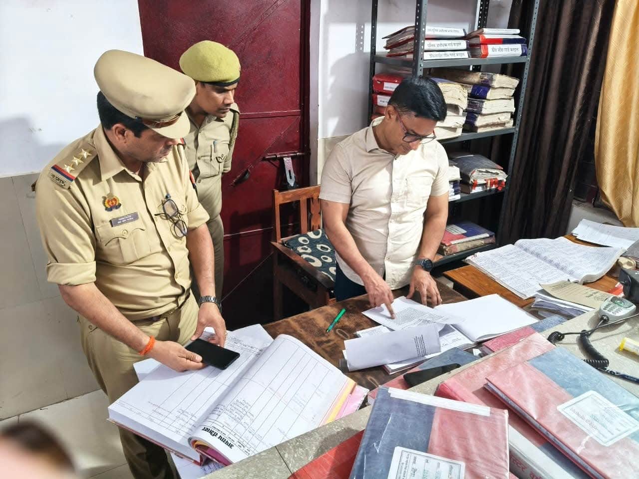 खरगूपुर थाने में अभिलेखों की जांच करते आईजी अमित पाठक। स्रोत: विभाग 