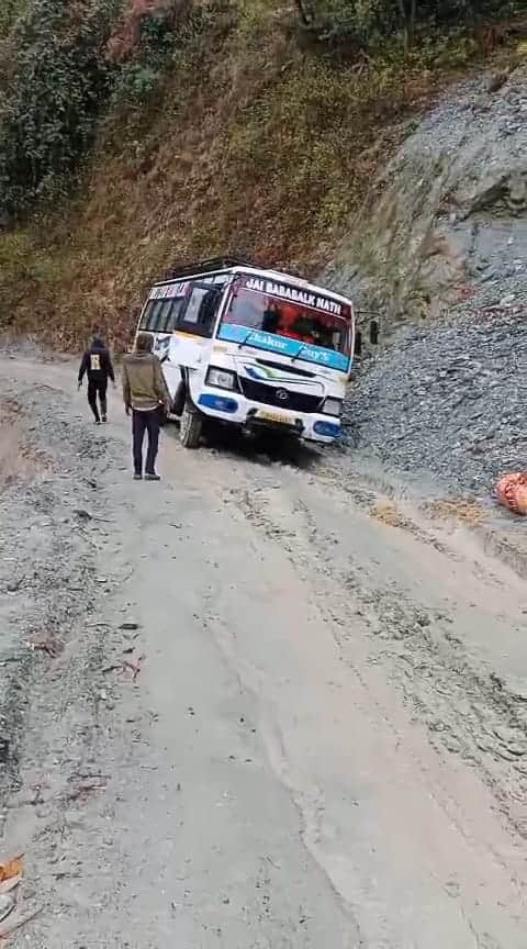 खस्ताहाल बनी-भंडार मार्ग पर यात्रियों को लेकर जाती बस। संवाद