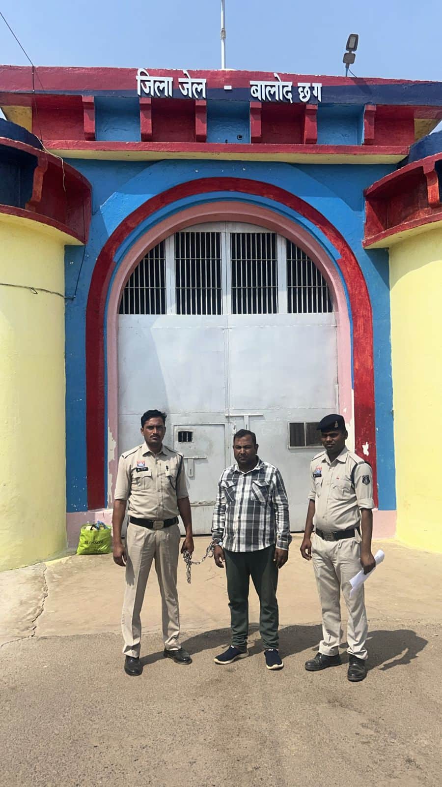 खेत में चलने को लेकर विवाद: पंचायत सचिव ने ग्रामीण पर किया जानलेवा हमला, गिरफ्तार