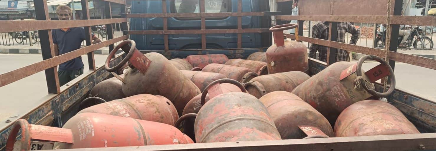 खुटार में इलेक्ट्रानिक्स की दुकान पर बरामद किए गए खाली घरेलू गैस सिलिंडर। स्रोत: प्रशासन