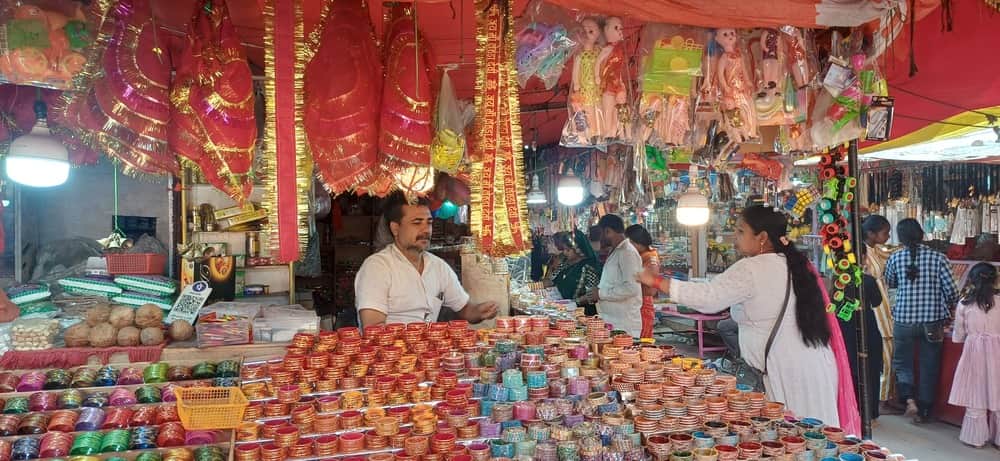 लेहड़ा दुर्गा मंदिर पर सजी दुकानें। 