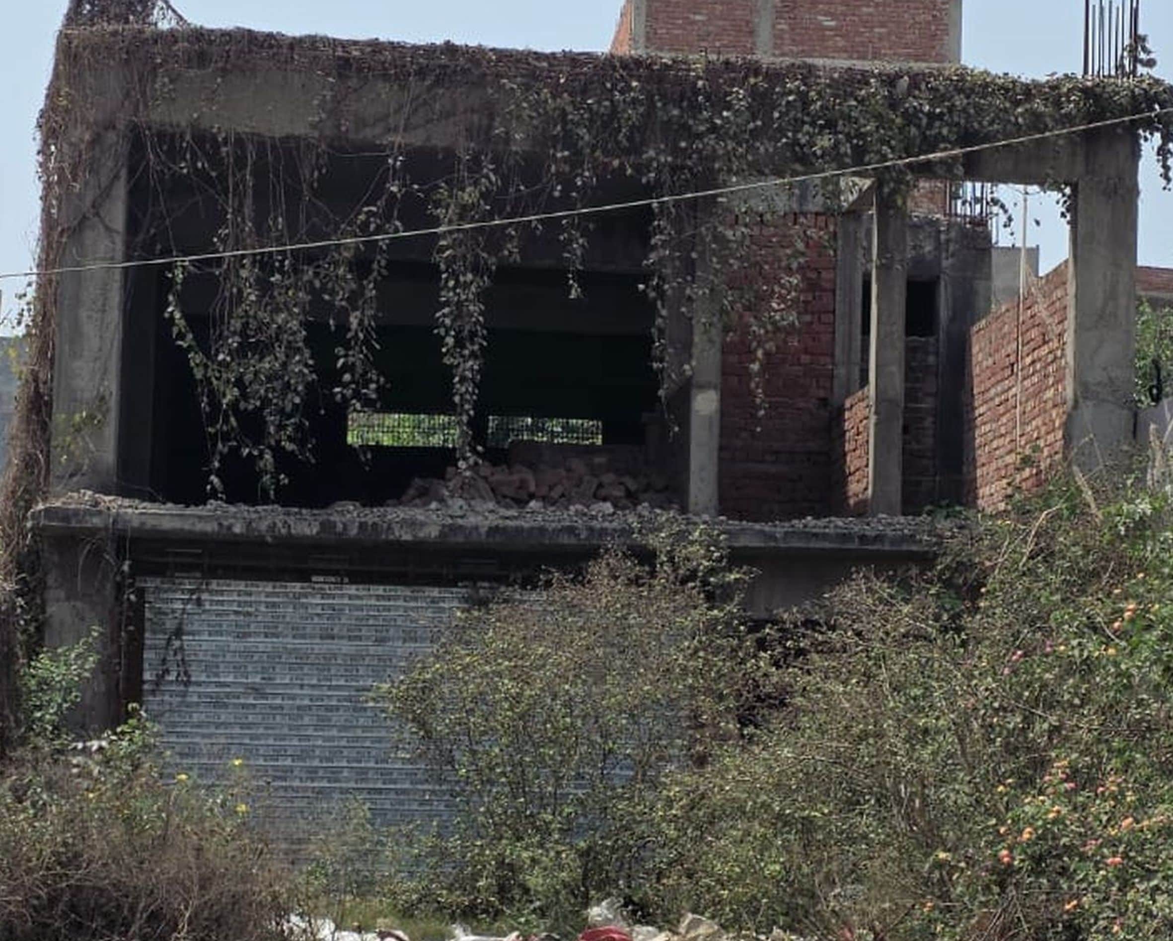 लखनऊ-प्रयागराज हाईवे स्थित अख्तियारपुर के पास निर्माणाधीन इमारत। 