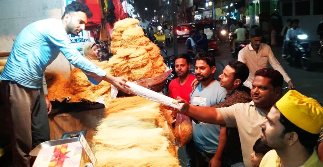 लाल इमली चौराहा स्थित दुकान से सेवईं की खरीदारी करते लोग। संवाद