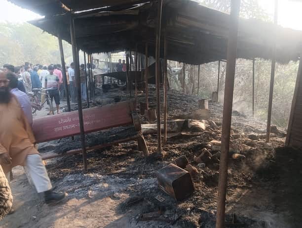 लालगंज क्षेत्र में आग लगने से जलीं तीन गुमटियां। संवाद