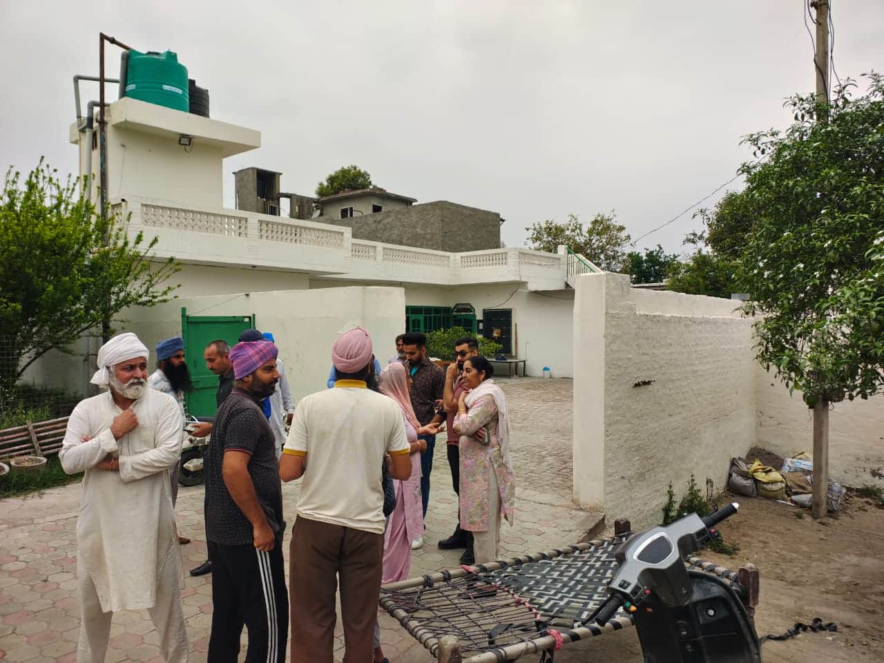 लुटेरों का निशाना बने घर में मौजूद लोग। संवाद 