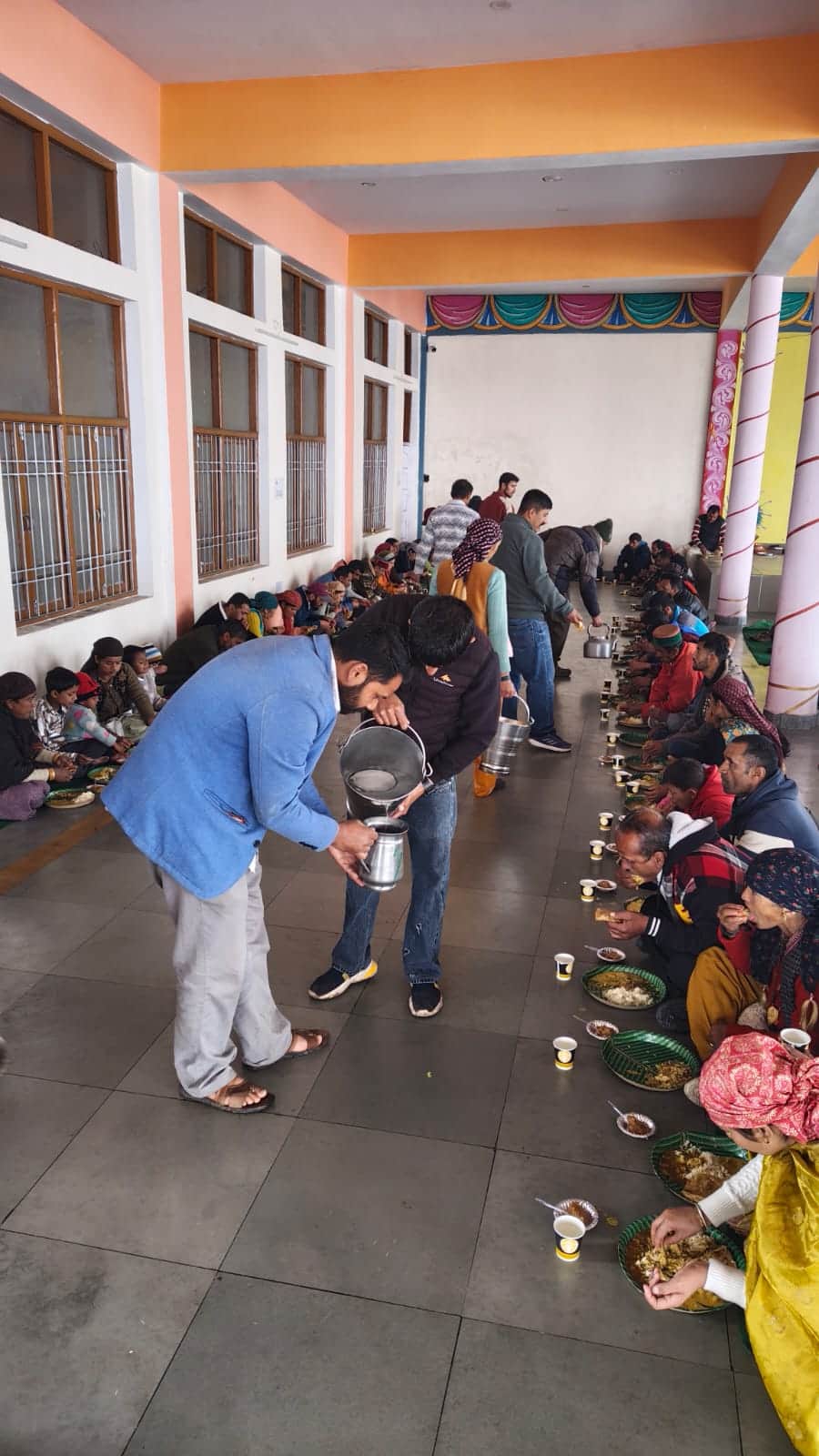 मां भंगायणी मंदिर में भंडारे का प्रसाद ग्रहण करते लोग। संवाद