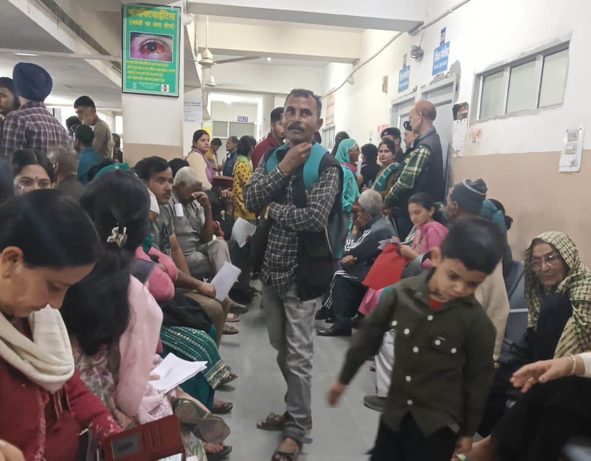 मेडिकल कॉलेज की मेडिसिन ओपीडी में उपचार लिए खड़े और बैठे मरीज व तीमारदार। संवाद