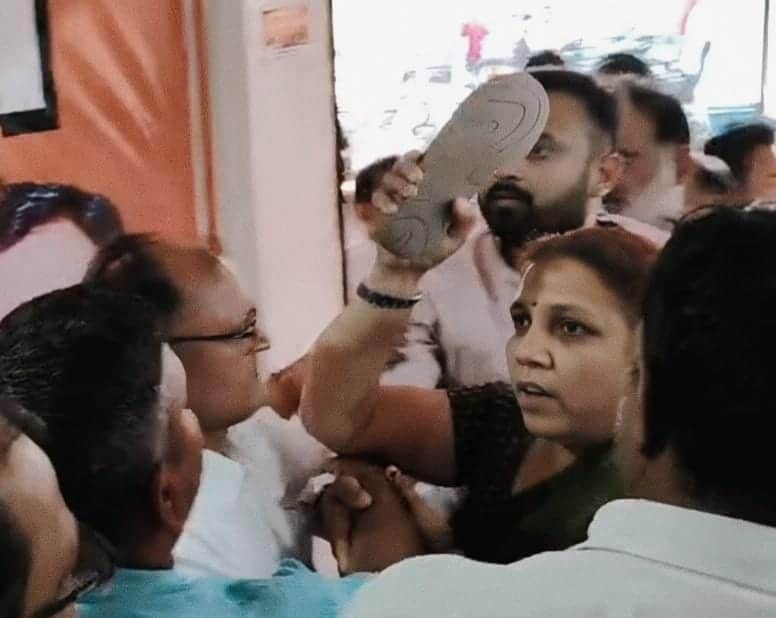 महिला ने उठाया चप्पल।  