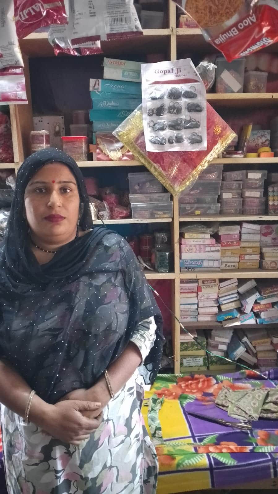 महिला विनोद कुमार अपनी मनियारी की दुकान दिखाते हुए। स्वयं