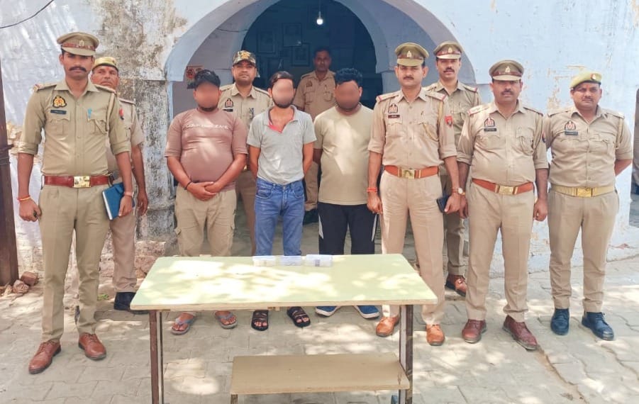Three fraudsters selling fake silver in the market arrested