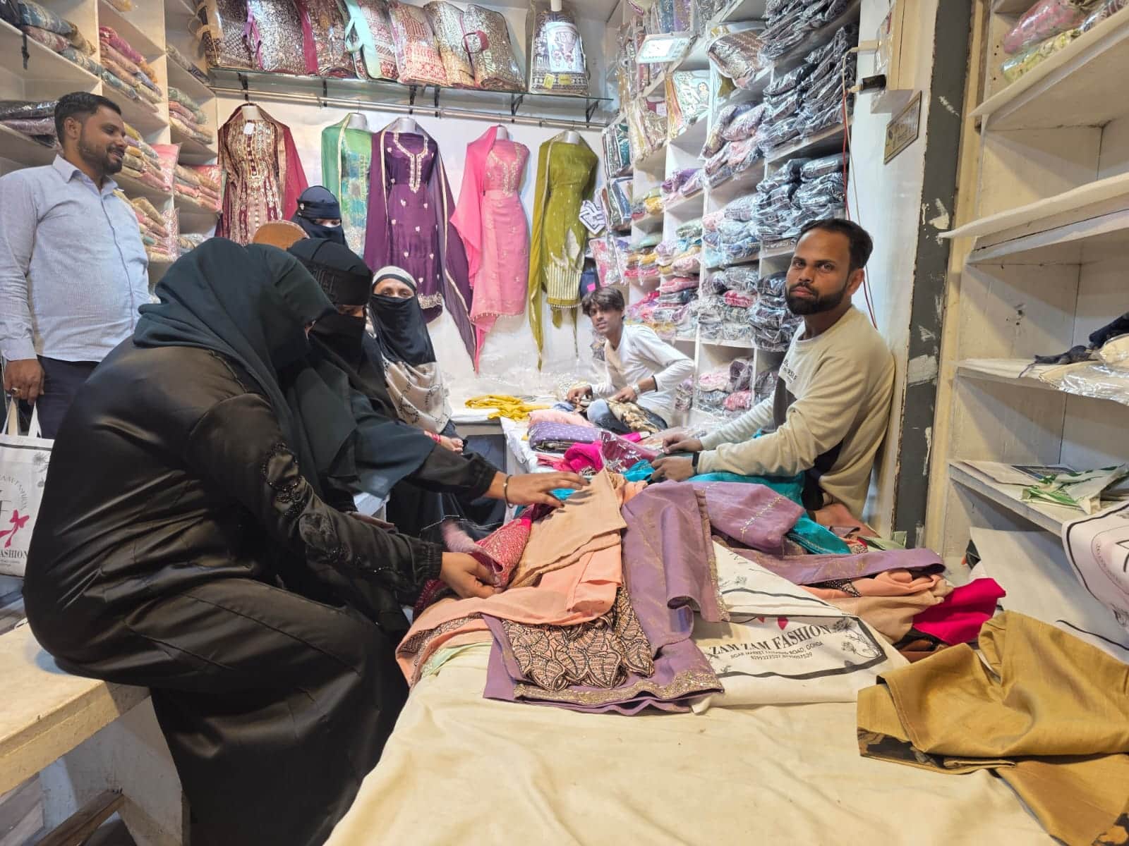 मालवीयनगर में ईद के लिए कपड़े खरीदतीं महिलाएं। - संवाद
