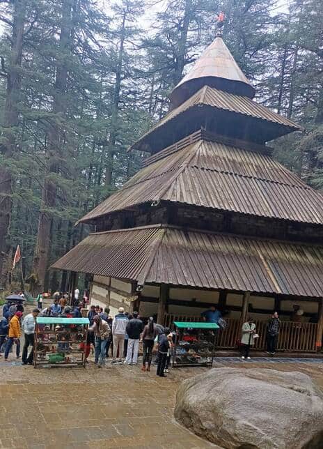 मनाली के देवी हिडिंबा मदिंर में नवसंवत के मौके पर दर्शन करते श्रद्यालू।-संवाद