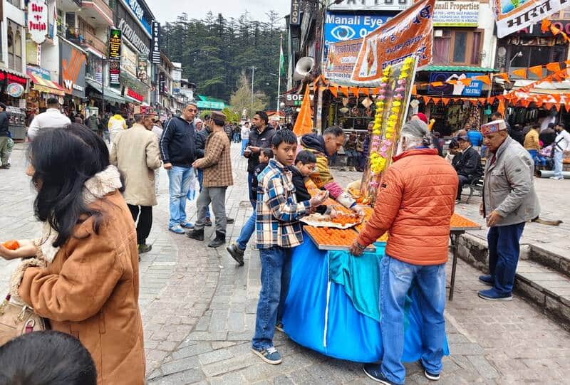 मनाली में हिंदू नववर्ष विक्रम संवत 2083 के दौरान मॉल रोड़ पर मिठाई वाटते हुए।-संवाद