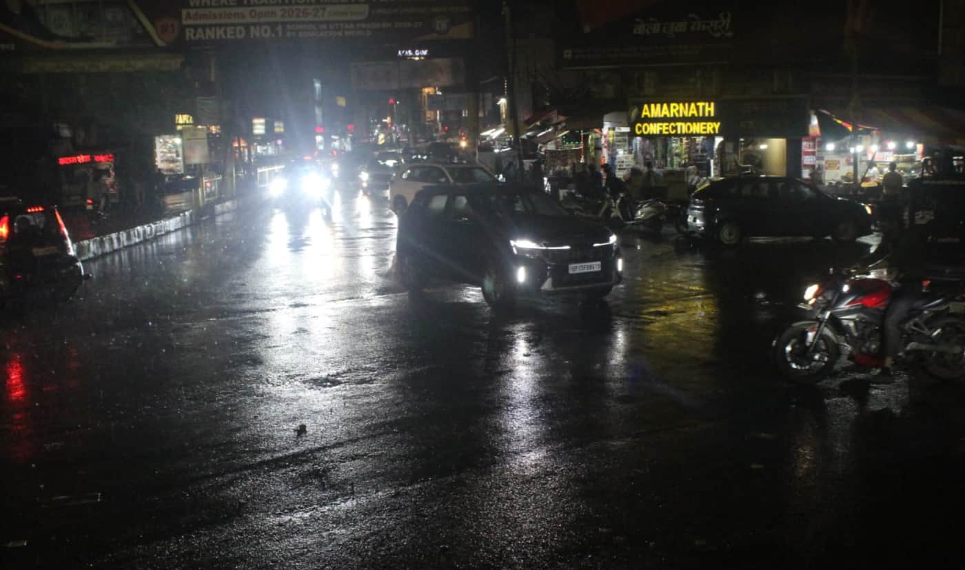 मेरठ..कंवलजीत..रात के समय हुई बारिश के दौरान बेगमपुल से गुजरते लोग......संवाद