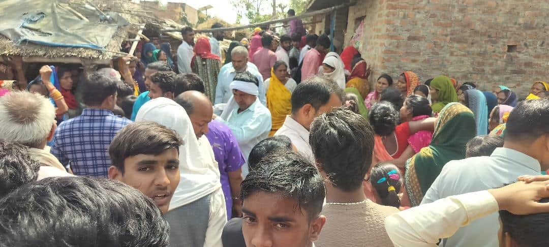 मृतका के घर के बाहर लगी भीड़।