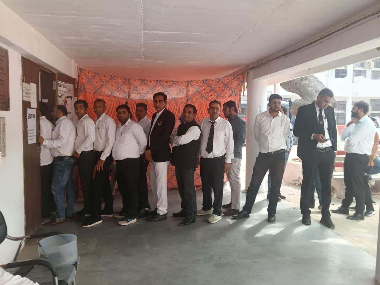 मतदान के लिए लगी अधिवक्ताओं की लाइन। 