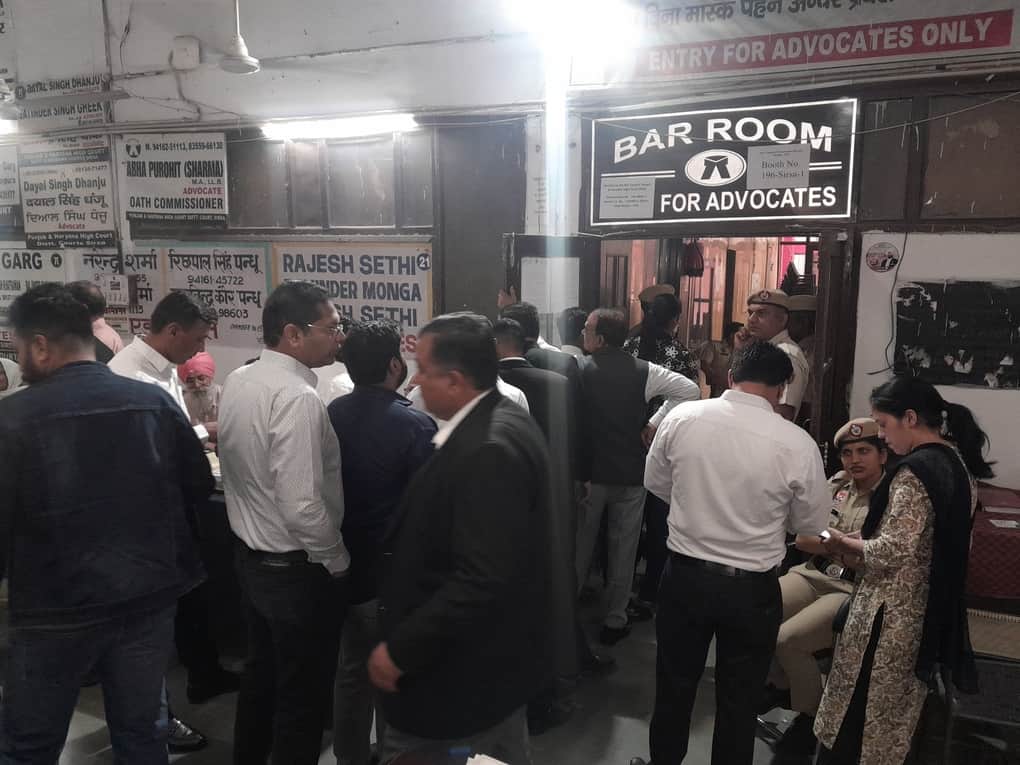 मतदान केंद्र के बाहर लगी अधिवक्ताओं की लाइन। संवाद 