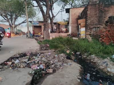 नगर पंचायत वार्ड नंबर 9 के राधा कृष्ण नगर में बजबजाती नाली व सड़क पर फैला कूड़ा। संवाद