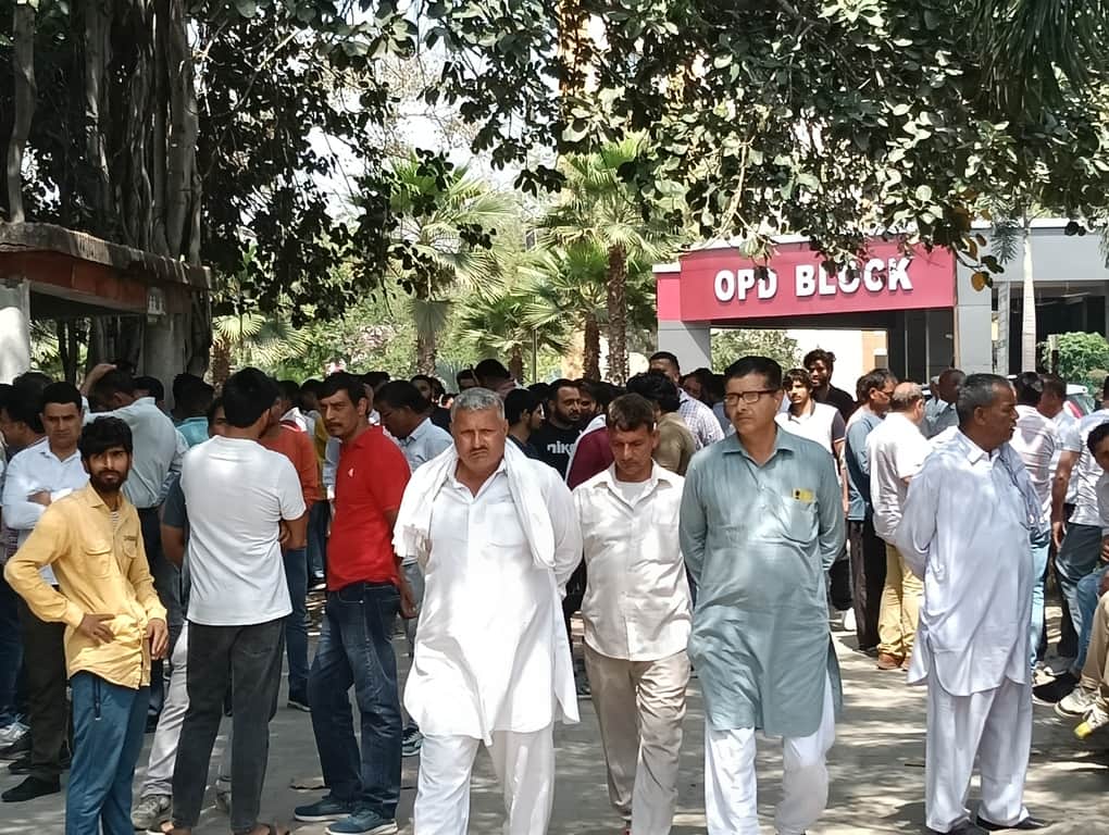 नागरिक अस्पताल में मौजूद मुस्कान के परिजन। संवाद