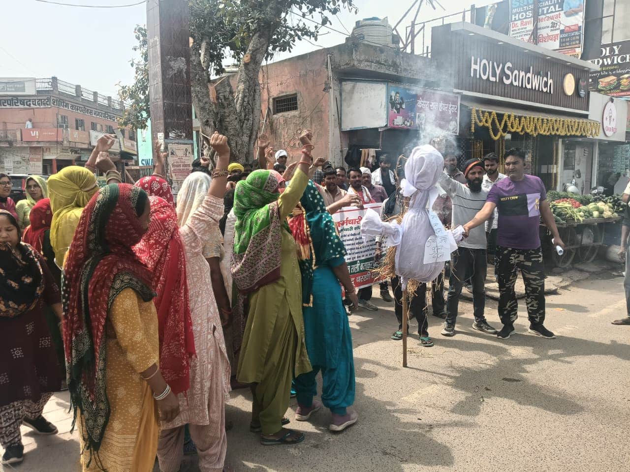 नप कार्यालय के सामने पुतला दहन करते कर्मचारी। 