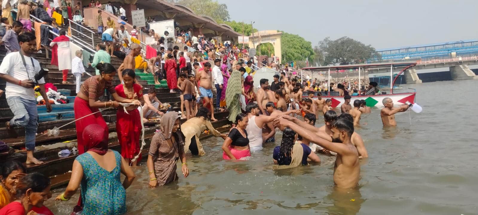 नरौरा के गांधी घाट पर अमावस्या पर्व पर गंगा स्नान करते श्रद्धालु। संवाद