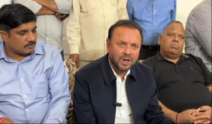 नारायणगढ़ में विश्राम गृह में पत्रकारों से बात करते रामकिशन गुज्जर। संवाद