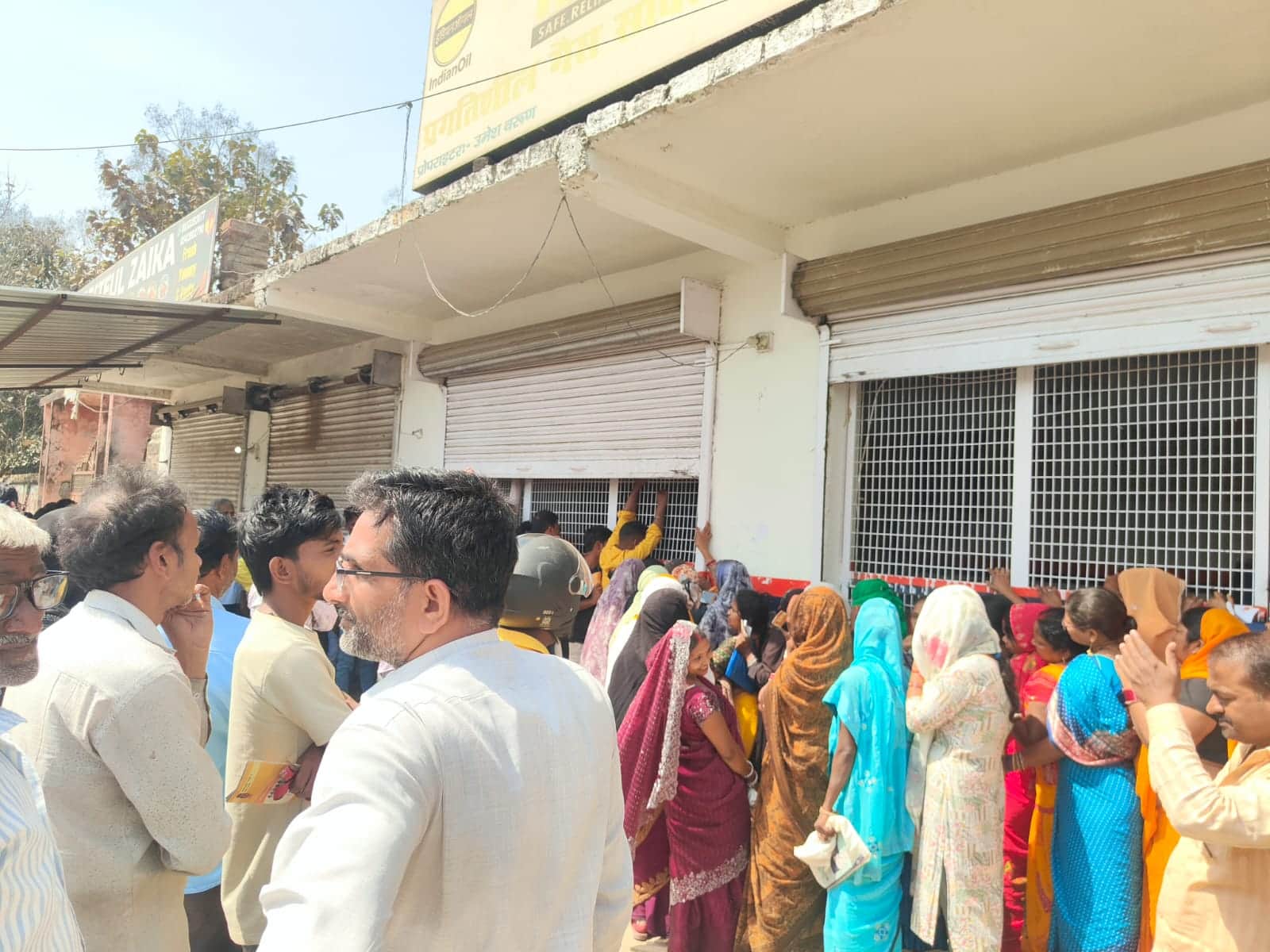 नौतनवा गैस एजेंसी कार्यालय पर बुकिंग कराने को जुटी लोगों की भीड़ एवं एजेंसी के जिम्मेदार के साथ