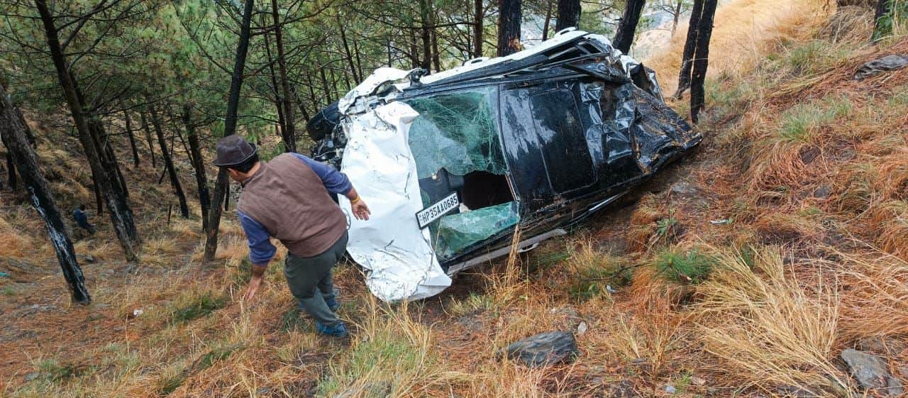 नित्थर के जीरो प्वाइंट से खाई में गिरी कार, चालक की हुई मौत। संवाद