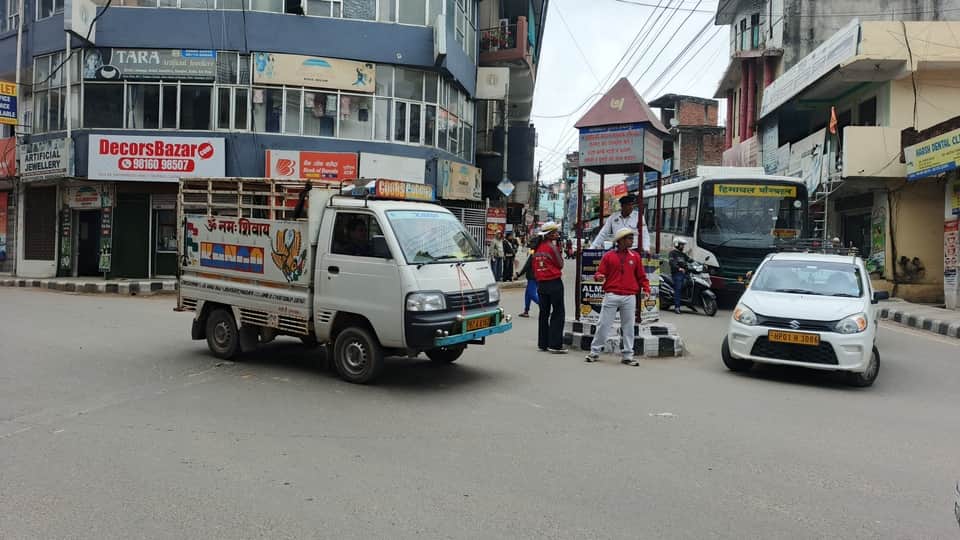 नादौन चौक में यातायात पुलिस कर्मी के साथ वाहन चालकों को मार्गदर्शन करते विद्यार्थी। संवाद