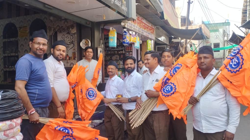 नव संवत्सर के अवसर पर प्रतिष्ठानों पर भगवा पताका लगाते हुए स्वयंसेवक