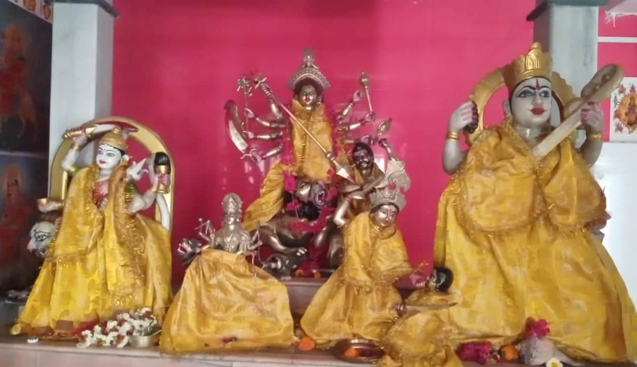 नवरात्र के लिए नगर के जापलिनगंज स्थित दुर्गा मंदिर परिसर में सजाई जा रही मां दुर्गा की प्रतिमा