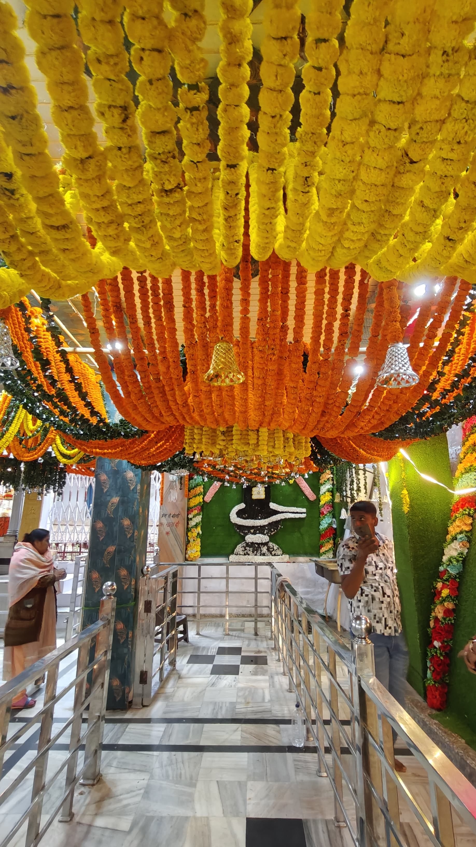 नवरात्र के लिए ताजा फूलों से सजाया गया सुकराला स्थित महामाई का दरबार। संवाद