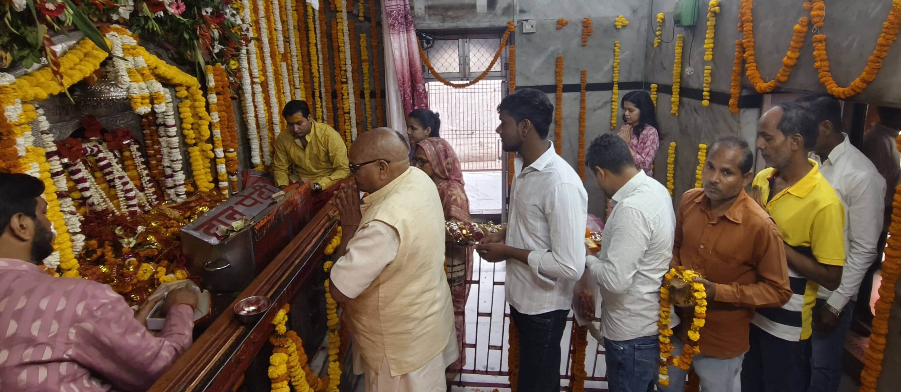 नवरात्र के पहले दिन बड़ी देवकाली मंदिर में दर्शन-पूजन करते श्रद्धालुगण।