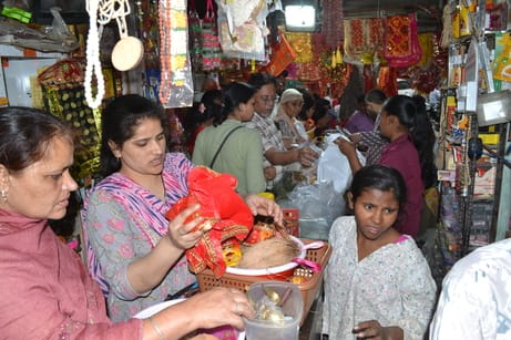 Temples decorated to welcome the Mother